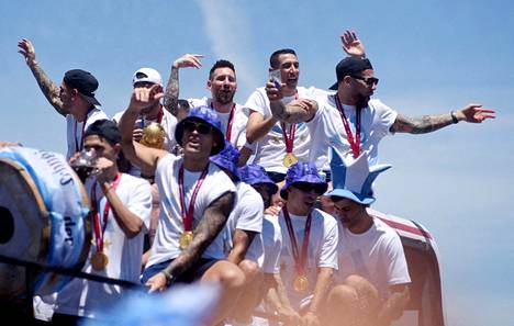 Argentiinan pelaajat juhlivat bussin kyydissä, kun kansa täytti kadut.