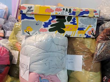 Ukrainaan lähti kamiinoiden lisäksi vaatetta ja äitiyspakkauslaatikoita vauvoille.