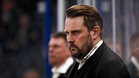 Antti Pennanen ei ehtinyt valmentamaan Jokereita otteluakaan KHL:ssä. 