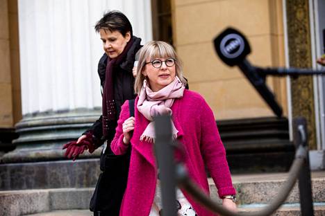 Varhila vietti hallituksen kanssa pitkiä aikoja neuvotteluissa Säätytalolla. Kuvassa hän poistuu talolta yhdessä silloisen sosiaali- ja terveysministerin Aino-Kaisa Pekosen (vas) kanssa huhtikuussa 2020.