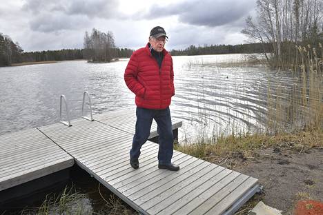 Pekka Mäntynen hankki Reelmäjärven rantaan uimalaiturin, joka on kesäisin kovassa käytössä.