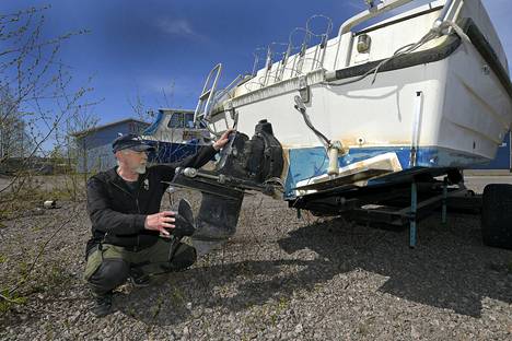 Petäjäksessä paattejaan tarkasteli Jari Nurmisto, jonka juuri hankkima matkavene odotti veneiden säilytyspaikalla kuljetusta kotipihaan remontoitavaksi. 