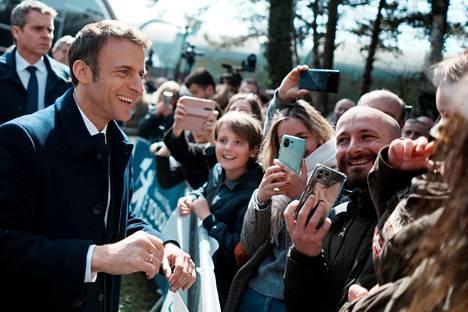 Emmanuel Macron tervehti kannattajiaan Le Touquet-Paris-Plagessa sunnuntaina 10. huhtikuuta.