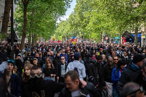 Mielenosoittajat marssivat Pariisissa 1. toukokuuta.