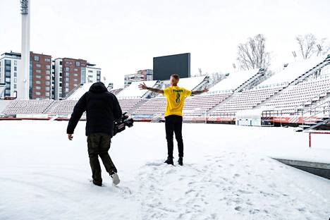 Petteri Pennanen ja Ilveksen viestintäryhmä olivat tekemässä sopimusjulkaisuvideota maanantaina 13. joulukuuta Ratinan stadionilla.
