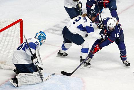 Suomen maalilla Anni Keisala pelaa vahvaa peliä, USA teki 1–0 avauserässä.