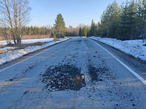 Pirkanmaan liiton mukaan maakunnassa on yhteensä 648 kilometriä huonokuntoista päällystettyä tietä. Kuvassa routavaurioita Itä-Aureentieltä Ylöjärveltä.