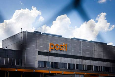 Posti suunnittelee uutta logistiikkakeskusta eteläiseen Suomeen. Sen pakettilajittelukeskus kuvattiin Vantaalla heinäkuussa 2021.