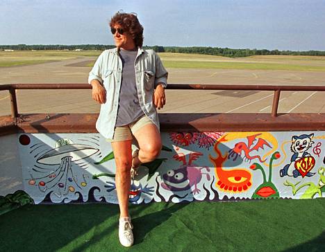 Michael Lang Woodstockin 30-vuotistapahtuman kentällä vuonna 1999. Festivaali päättyi sekasortoon.
