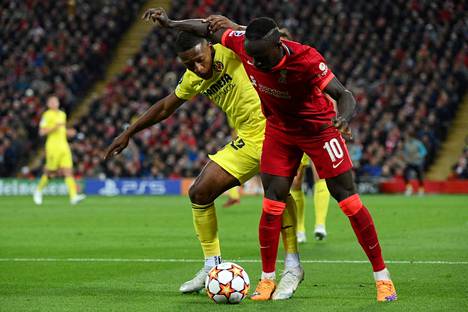 Liverpool otti vahvan otteen jalkapallon Mestarien liigan finaalipaikasta nappaamalla 2–0-kotivoiton espanjalaisesta Villarrealista. Kuvassa Villarrealin Pervis Estupinan taisteli pallosta Liverpoolin Sadio Manen kanssa. 