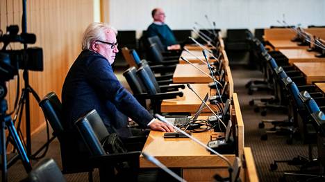 Tampereen kaupunginvaltuutettu, kansanedustaja Veikko Vallin (ps.) kuvattiin valtuuston kokouksessa huhtikuussa 2020. 