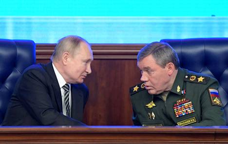 Venäjän presidentti Vladimir Putin (vas.) ja Venäjän asevoimien pääesikunnan päällikkö Valeri Gerasimov kuvattuna joulukuussa.