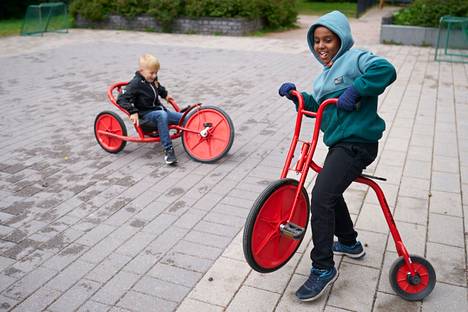 Sastamalassa osallistavan budjetoinnin määräraha käytetään nuorten hyvinvointiin. Helsingissä tällä tavalla on hankittu leikkipuistoon muun muassa trampoliini, pyöriä ja hiekkalaatikon kaivuri. 