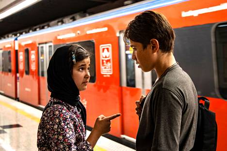 Zahra (Shamila Shirzad) ja Ali (Rauhollah Zamani) kohtaavat Teheranin metrossa elokuvassa Auringon lapset.