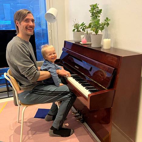 Juha Karvanen viettää tällä hetkellä isyysvapaata käsikirjoittamisen työstä yhdessä poikansa Pauluksen kanssa. Mies yrittää samalla opetella pianonsoiton alkeita.
