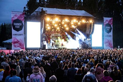 Yksi tamperelaisen livemusiikin vuoden kohokohdista on Tammerfest. Mansejätti Popeda on perinteisesti rokannut festivaalin päätöspäivää Tampereen Ratinassa. Kuva on heinäkuun 2022 festivaalilta.