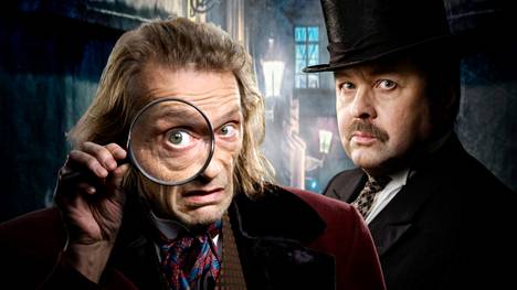 Sherlock Holmes (Ilkka Heiskanen) ja Watson (Heikki Hela) seikkailevat ensi syksynä Tampereen Komediateatterin Baskervillen koirassa.