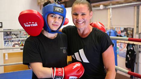 Teresa Mäkinen ja olympiamitalisti Mira Potkonen asettuivat yhteiskuvaan kankaanpääläisten nyrkkeilijöiden väestötiloissa. 