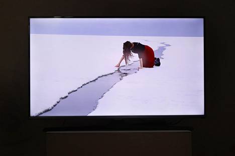 Julia Kovacs Haaviston videoteoksia on esillä Fast Show -galleriassa Väinölässä. Tämä videoteos on kuvattu meren jäällä.