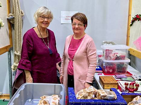 Sirkka-Liisa Oikari ja Marja Santaniemi myivät edellisenä iltana valmistettuja Karjalanpiirakoita.