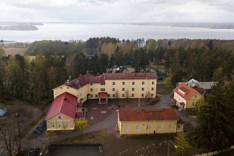 Kostian koulussa eli nykyisellä Kostianvirran yhtenäiskoulussa tehtiin lauantai-iltana luvattomuuksia. Koulu kuvattuna toukokuussa 2020.