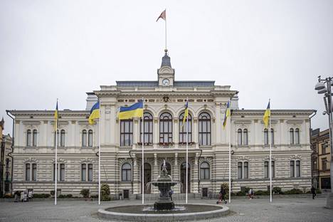 Tampereen keskustassa oli komea rivi Ukrainan lippuja Raatihuoneen edustalla. 
