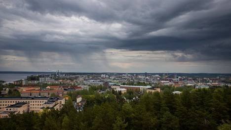 Sääennusteet lupaavat Pirkanmaalle rajujakin ukkospuuskia. Näin sateet piiskasivat Tampereella toukokuussa 2021.