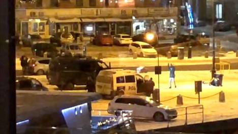 Aamulehden lukija kuvasi Saunaravintola Kuumasta videolle tilanteen, jossa aseistautuneet poliisit ottivat miehen kiinni.