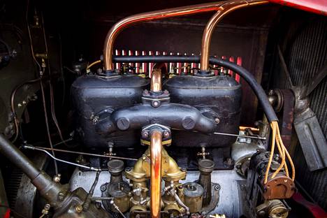Yli 6-litrainen vanha moottori on kaunis. Etu alalla on kaasutin, jonka vivut tehtiin vanhojen valokuvien perusteella.