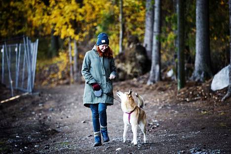 Jenni Lento käy joka päivä pari, kolme kertaa lenkillä koiransa Lumin kanssa. Kaksikko on tuttu näky Kaupin metsäpoluilla. Lisäksi Lento harrastaa joogaa säännöllisesti.