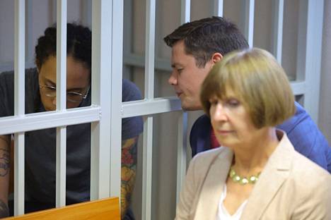 Brittney Griner kuunteli oikeuden päätöstä Himkissä Moskovan ulkopuolella torstaina 4. elokuuta. 