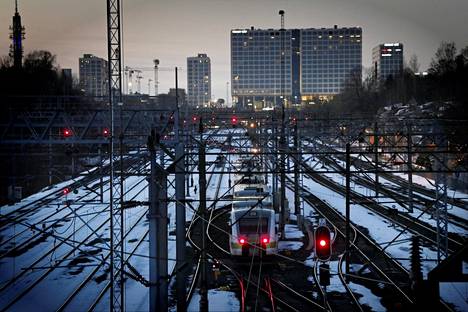 Tyhjät junaraiteet Helsingissä 19. maaliskuuta 2021. 