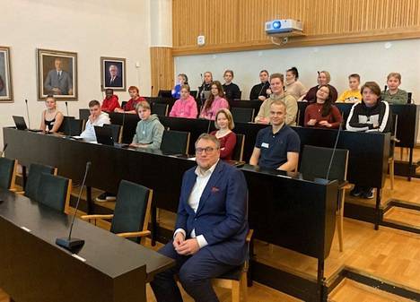 Hyvinvointialuejohtaja Olli Naukkarinen kävi tervehtimässä uutta nuorisovaltuustoa.