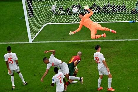 Sveitsi jäi vastaantulijaksi Portugalia vastaan. Pepe puski 2-0-maalin.