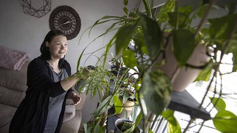 Milla Kuparinen harrastaa viherkasveja. Hän saa lisäansioita myymällä kasvien pistokkaita netissä ja kirpputorilla.
