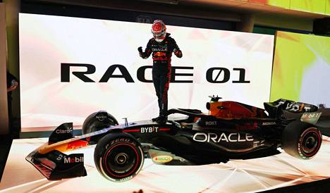 F1-kauden alku alkoi kuten edellinen loppui: Red Bullin dominoinnilla. Max Verstappen tuuletti voittoa.