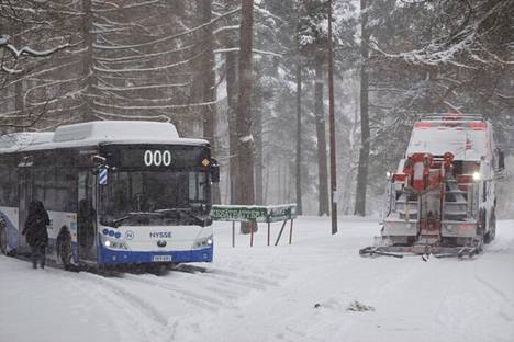 Hinausauto avusti Nyssen bussia Rosendahlissa Tampereella. 
