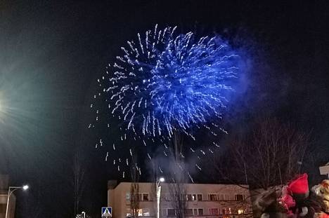 Suomalaiseen uudenvuoden viettoon kuulu perinteisesti ilotulitus. 