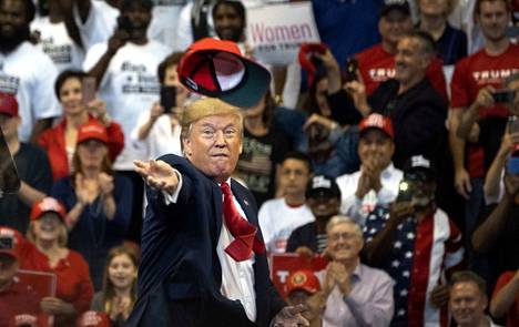 Presidentti Donald Trump heitti ilmaan Keep America Great -lippalakin vaalikampanjaansa liittyvässä tilaisuudessa Floridassa maanantaina.