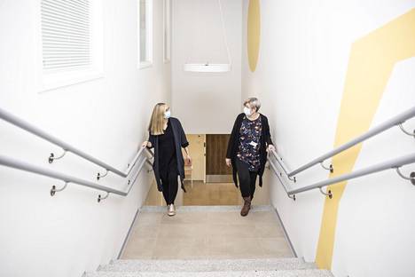 Johtava ylilääkäri Tiina Määttä (vas.) ja perusturvajohtaja Elina Anttila (vas.) nousevat portaita Akaan hyvinvointikeskuksen toiseen kerrokseen. Käytössä on myös hissit.