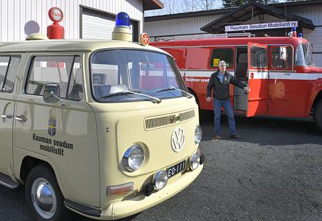 Mobilistit omistavat vanhan VW-ambulanssin sekä Rauman kaupungilta lahjoituksena saadun paloauton. Kuva: Juha Sinisalo