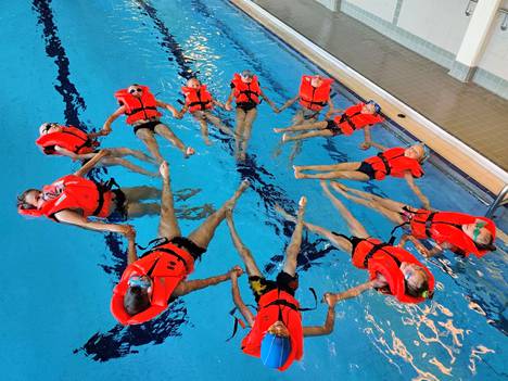Viime kesänä Kokemäellä järjestetyssä uimakoulussa lapset saivat kokeilla myös pelastusliivejä. 
