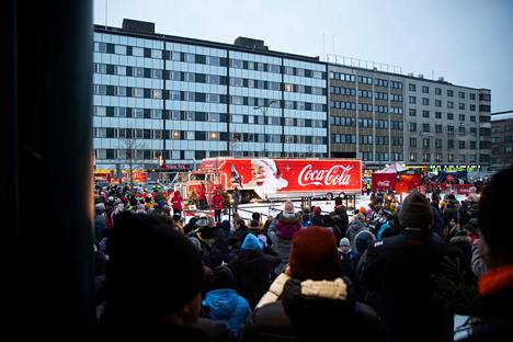 Coca-Cola-rekka vieraili lauantaina Porissa. Tekstarin lähettäjää kismittävät ihmiset, jotka valittavat Porin tapahtumista. 