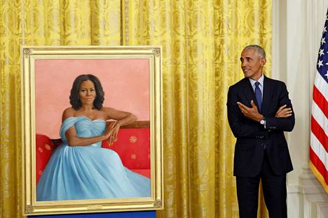 Myös edellisen presidentin puoliso sai virallisen muotokuvan. Barack Obama kuvattiin Valkoisessa talossa puolisonsa Michelle Obaman vasta paljastetun muotokuvan vierellä. 