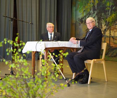 KiukU:n satavuotisjuhla järjestettiin Kiukaisten seurojentalolla. Juhlassa menneitä muistelivat muun muassa urheilijaikämiehet Seppo Aarikka (vas.) ja Tuomo Simula.
