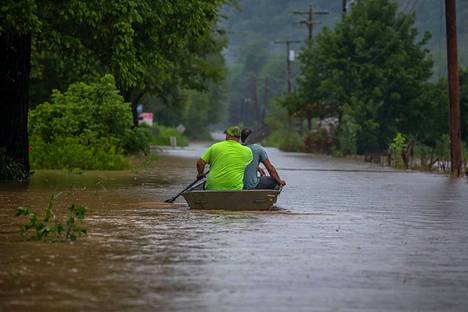 Kaksi ihmistä meloo läpi tulvavesien Breathittin piirikunnassa Kentuckyssa 28. heinäkuuta.