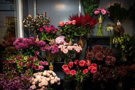 Värikkäät kukat ovat Jenni Perttolan suosikkeja. Moni asiakas suosii vaaleita värejä, mutta syksyisin väritoiveet saattavat olla hieman rohkeampia.