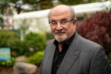Intialaissyntyinen kirjailija Salman Rushdie toipuu yhä viimevuotisesta hyökkäyksestä.