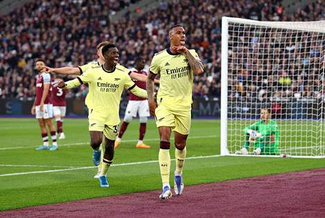 Gabriel (edessä) teki Arsenalille voittomaalin West Hamia vastaan.