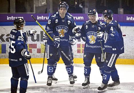 Suomen pelaajat juhlivat Jere Innalan tekemää 1–1-maalia Sveitsiä vastaan, mutta voittoon asti se ei riittänyt.